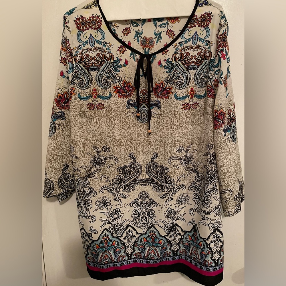 Jaquline Design Studio XL TOP SMALL SPLITS ON THE SIDES AT THE HEM.